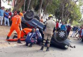 Acidente automobilístico na Avenida Raul Lopes